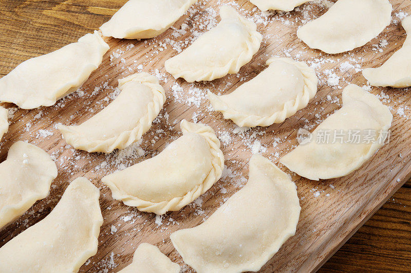 生Varenyky (Pierogi)，充满奶酪